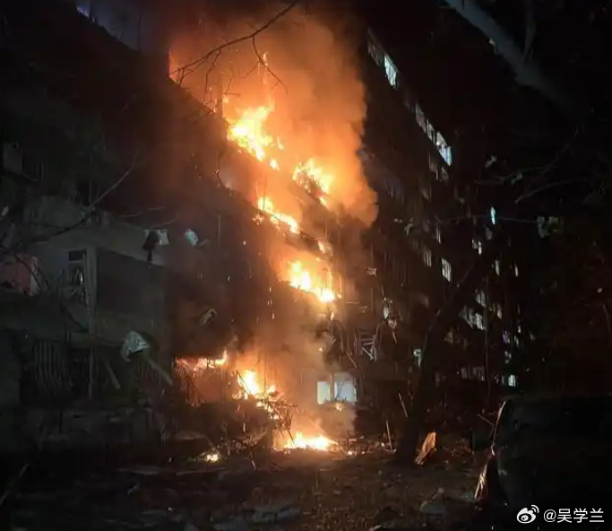 #热点解读##基辅热电厂发生爆炸# 基辅热电厂被导弹轰成火海，防空警报居然是炸完了才响！泽连斯基这回终于懂了：美国这是在借俄军的手，对乌克兰进行致命敲打！

当地时间10月13号深夜，俄军弹道导弹击中了基辅第四热电厂和多栋高层住宅楼，现场火光冲天。诡异的是，导弹炸响了之后，乌克兰的防空警报 ​