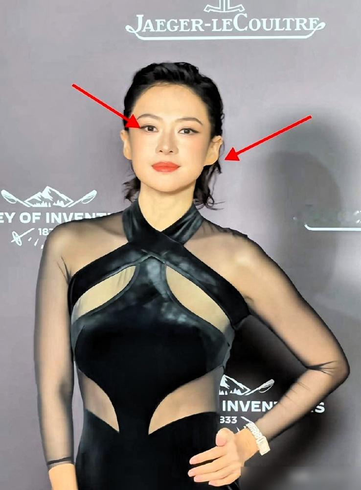 汪峰估计后牙槽都要咬碎了
不是章子怡有了新恋情，
也不是她又美出新高度，而是47岁的章子怡虽然单身，却活得比之前更漂亮、更笃定了！
9月9日晚上，章子怡压轴亮相上海张园的积家晚宴。她穿了一身全黑薄纱透视长裙，腰部大面积镂空，梳着利落的超短发大背头，涂着红唇。全身上下没有繁复的首饰，手腕上只戴了