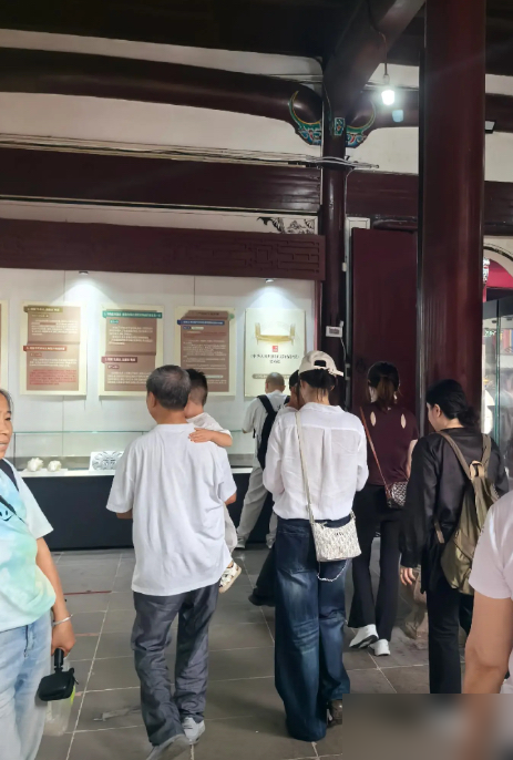 王楚然被偶遇，旁边那个挽着她的女人，才是真正握着她资源命脉的人。
网友在九华山撞见她休假，白衬衫牛仔裤棒球帽，172的个子确实扎眼。身边是陈丝，手挽手，跟闺蜜没两样。
陈丝不是普通经纪人，是复星影业CEO，背后是复星集团。王楚然2021年签到复星，直接是一姐，有个人工作室。
2022年为了争《