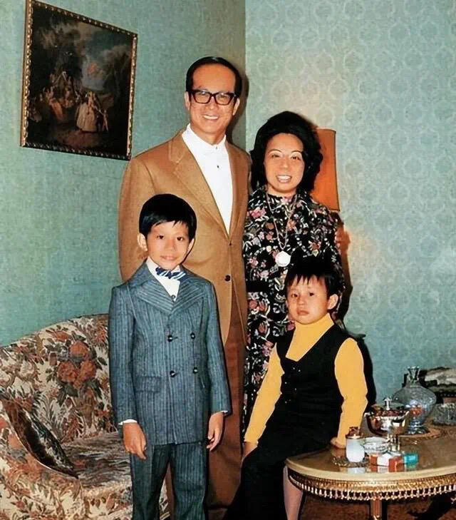 李嘉诚的全家福，
照片中这个穿着碎花裙被李嘉诚搂在怀里的女人，是他唯一的妻子庄月明，外界常说“没有庄月明就没有今天的李嘉诚”

李嘉诚少年时期，因为父亲生病辍学，到舅舅庄静庵的手表公司上班，然后爱上了自己的表妹庄月明。

刚开始两家人非常反对两人的结合，庄家是香港钟表豪门，庄月明毕业于香港大学，后面