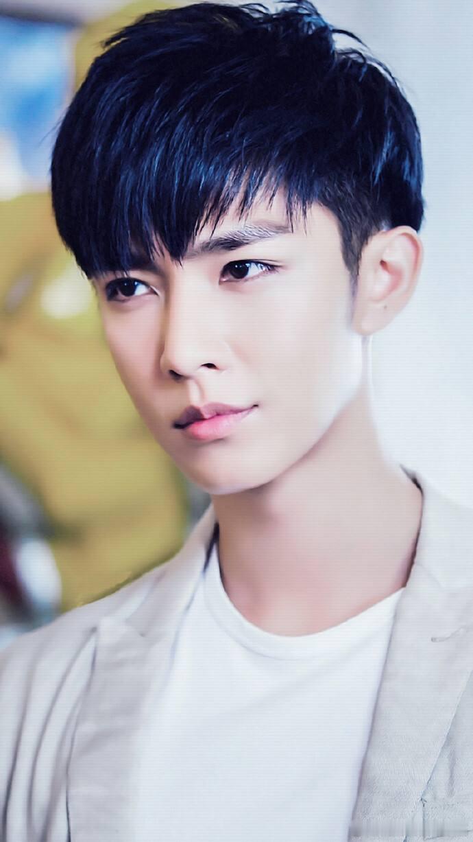 #炎亚纶很想上花少#网友考古翻出炎亚纶早年采访，他表示很愿意参加《花儿与少年》，还觉得节目里的冲突十分有意思，不过这只是旧闻新炒，节目组并没有发出实际邀约。我认为网友不必过度脑补脑补嘉宾阵容，旅行综艺的看点不只有矛盾冲突，过多期待艺人制造话题，反而容易忽视节目本身的旅行内核，理性看 ​