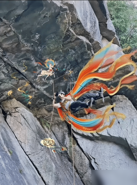王一博拿华表提名，评论区炸了，一堆人问凭什么。
凭《热烈》里陈烁那个瘸腿跳舞的镜头，凭他摔了八十多次把地板砸出坑。三部电影同时提名优秀故事片，34亿票房搁那儿摆着，金鸡华表排队盖章。大鹏直接放话，这奖就该给他。
另一拨人翻旧账，说演技还是嫩，情绪给得单，赢张译？差着行市呢。可你细品，提名认的是转