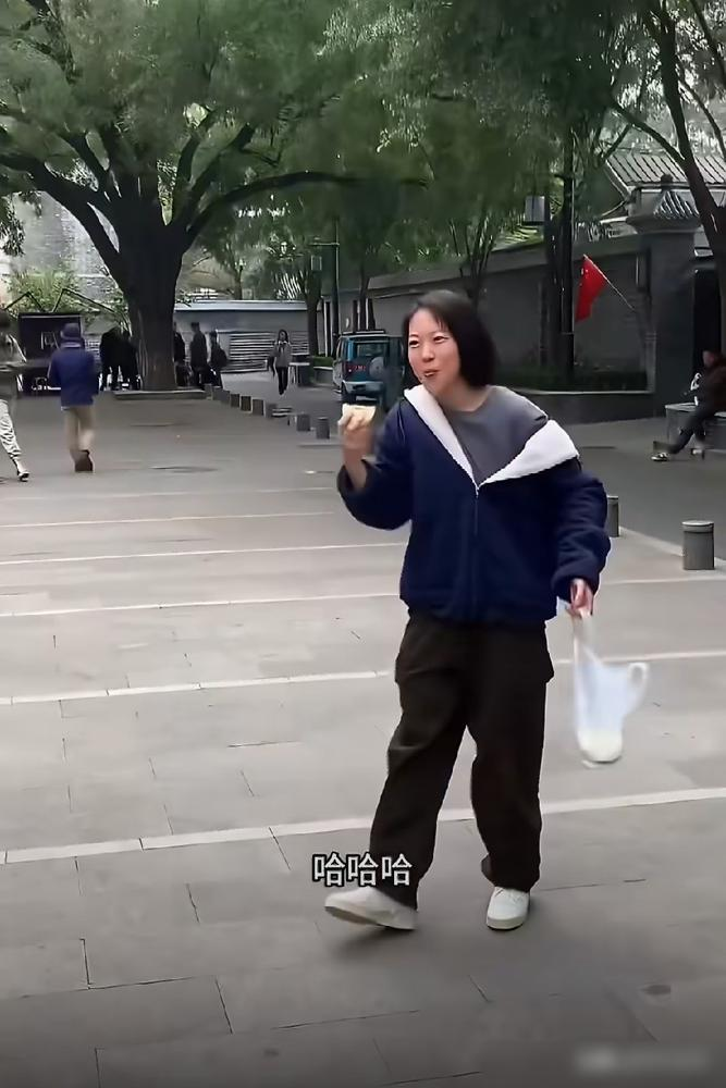 窦靖童拎塑料袋街头吃包子，完全不像个星二代！
刚结束《歌手2026》总决赛，记者问她比完最想做什么。
她张嘴就说吃饭和躺着，直接干碎内娱模板化的赛后感言。
别的星二代要么拼资源炒话题，要么端着架子凹人设。
她不蹭爸妈流量，闷头做音乐，出门穿休闲装边走边啃包子，跟普通人没半点差别。
原来最高