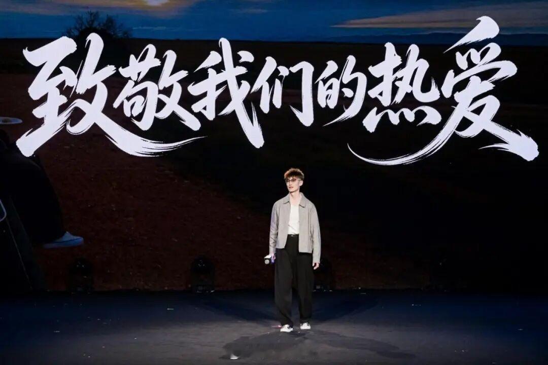 【跨越山海的热爱：澳大利亚迪粉白浩与比亚迪的双向奔赴】9月13日，2026比亚迪粉丝嘉年华在深圳坪山体育馆举行。来自澳大利亚的迪粉白浩（网名​