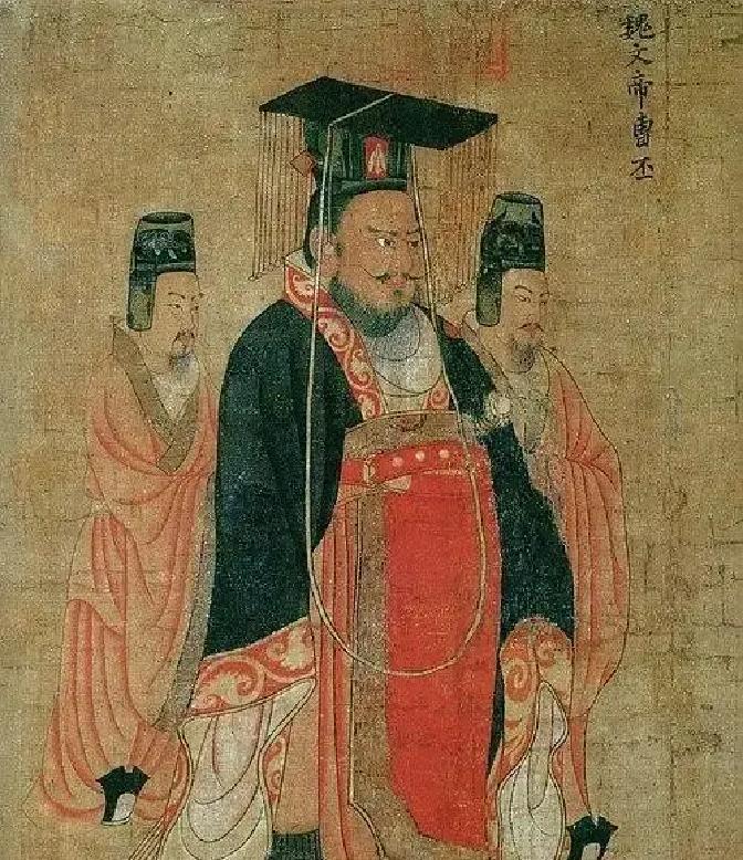 220年，曹操病重，临终前，他放心不下5岁的幼子曹干，将他托付给曹丕抚养。曹干年幼经常喊曹丕“阿翁”，每当这时，曹丕就哭着说：“我是你的兄长啊！”
 
曹操去世那几天，曹丕在洛阳灵前第一次真正管这个弟弟。曹干被乳母抱在怀里，脚不沾地，见了曹丕便伸手，嘴里喊的还是“阿翁”。旁边站着宗室和臣僚，谁都没先