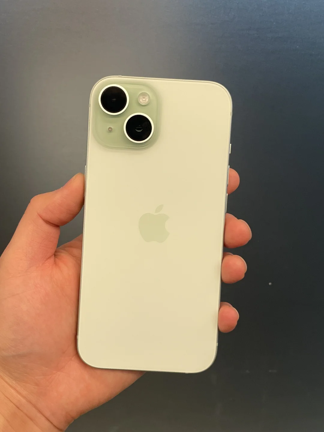 来感受一下iPhone15室内灯光下的美