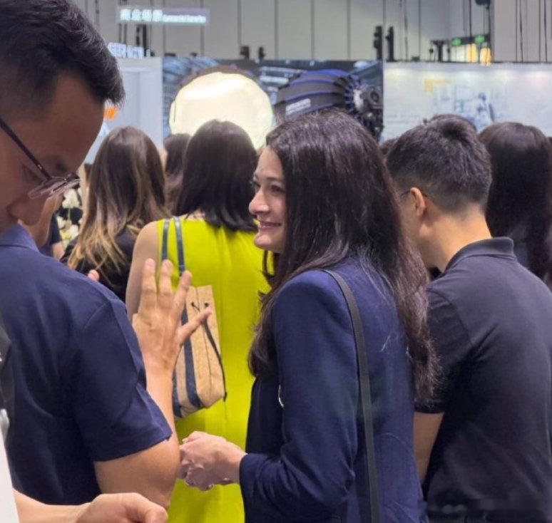 黄仁勋女儿现身机器人大会，是接班还是业务考察？

人家可不是普通富二代来逛展打卡，本身就是英伟达的高级总监，专门负责机器人相关业务，来这边实打实考察咱们国内机器人技术成果。

#黄仁勋女儿现身北京世界机器人大会# ​