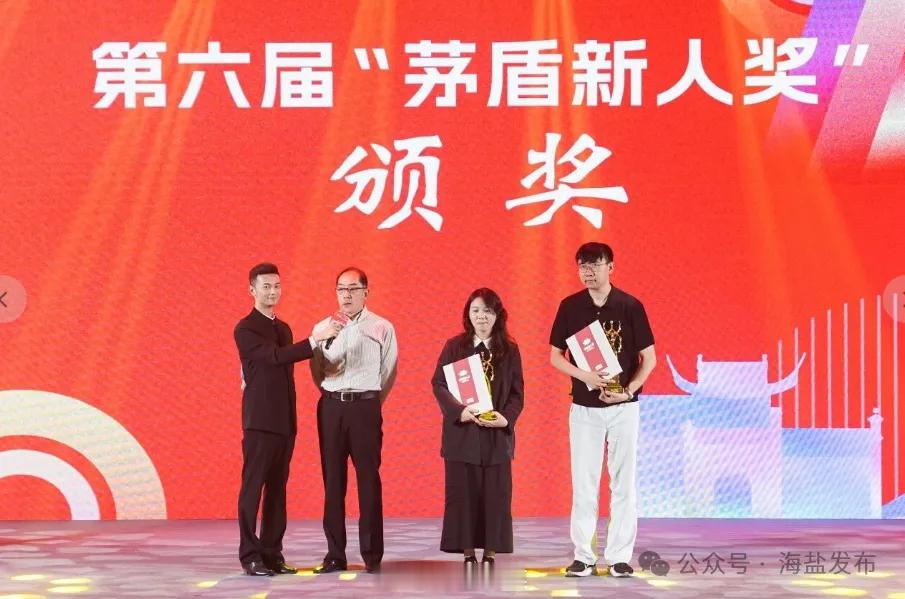 【海盐才子，再获大奖！】谈及创作缘起，宝树告诉记者，近些年人工智能技术迭代迅猛，机器写作能力持续突破。他一直在持续观察，思考这股技术浪潮会给文学带来怎样的改变。这部作品不是凭空想象，而是立足现实科技走向向前推演，试图探讨：当AI创作能力全面超越人类，文学创作者将身处何种境地。详见： ​