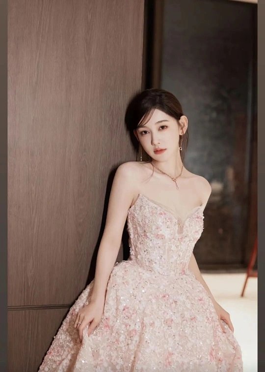 #李沐宸道歉#面对经典角色季洁带来的巨大压力，李沐宸选择直面观众的批评，坦然发文致歉。前辈版本太过深入人心，珠玉在前，翻拍本身就自带极高的期待与挑剔。敢于承认自己演绎存在不足，不回避差评，不拿压力当借口，这份态度其实很难得。观众的严苛，是源于对老版重案六组的情怀，演员接住批评，沉下 ​