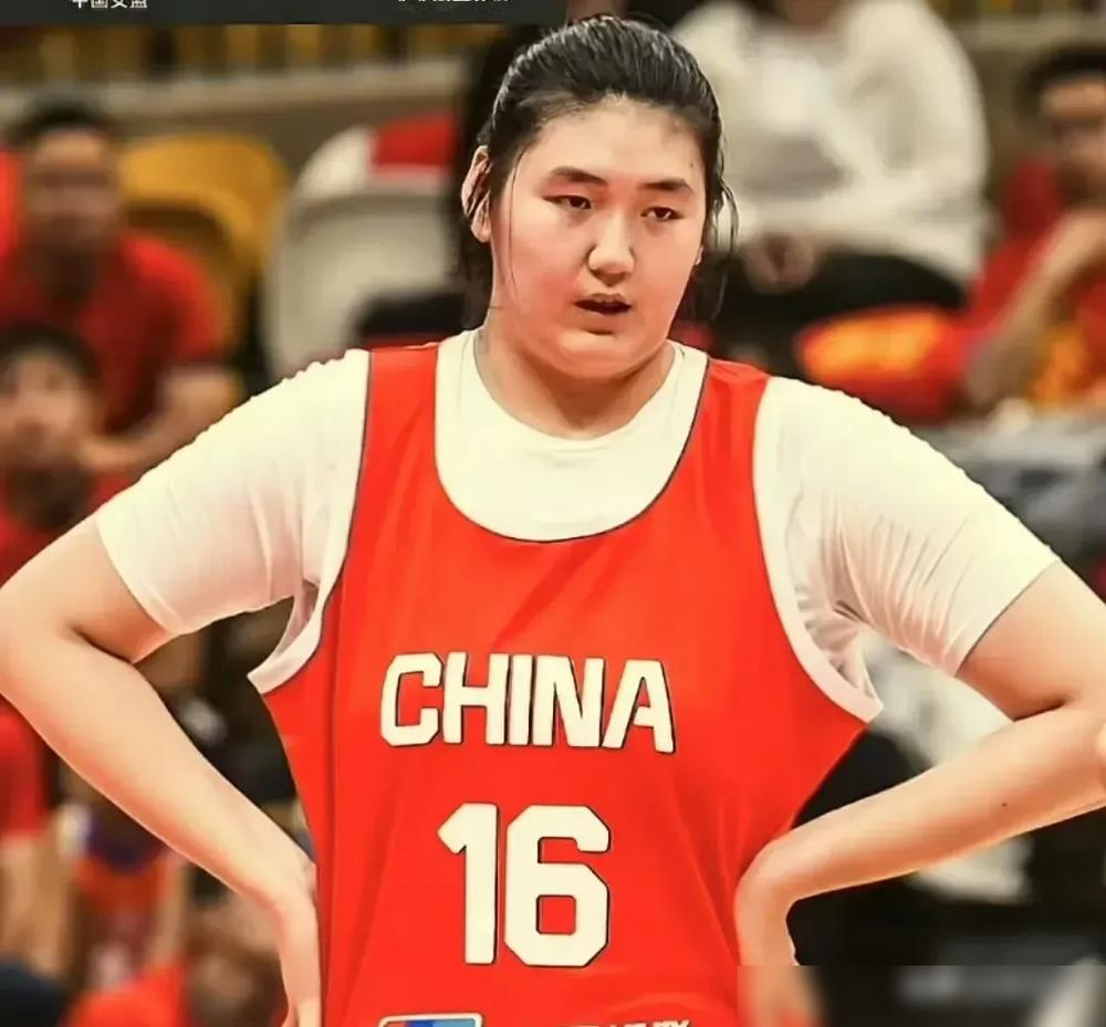 文班亚马的身高是2.24米，体重是110公斤。
张子宇的身高是2.26米，体重是150公斤。
从去年开始，我们讨论的话题就是张子宇什么时候能把体重减下来，一年过去了，张子宇的体重好像变化不大。
其实大家误会了。根据最新的官方消息，张子宇已经偷偷瘦下来了，目前的体重早就降到了150公斤以下。教练