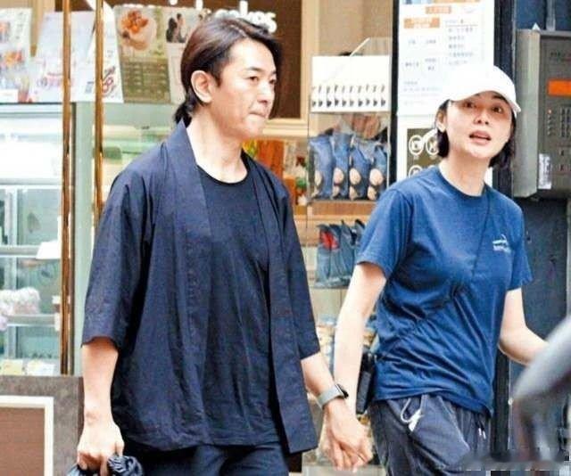郑伊健老婆蒙嘉慧回香港参加活动，保养不佳，发福明显，与往日的苗条差距明显，夫妇俩前些年在日本被偶遇时，倒是还挺年轻，这几年衰老的挺快，日本物价高，如果身家不是特别丰厚的话，加上很多港台艺人在日本知名度并不高，也是坐吃山空，只能回香港或内地参加活动，捞捞金了…… ​