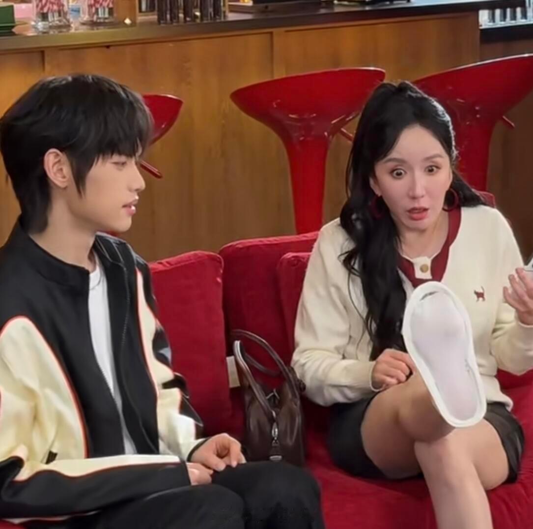 #偶遇娄艺潇李治良北京拍爱情公寓后传##北京偶遇娄艺潇李治良拍摄# 看到北京偶遇图，突然意识到胡一菲也陪我们走了很多年。后传要是拍得好，是给角色一个继续生活的空间；拍得不好，就是消耗回忆。所以别急着喊爷青回，先看正片成色。 ​