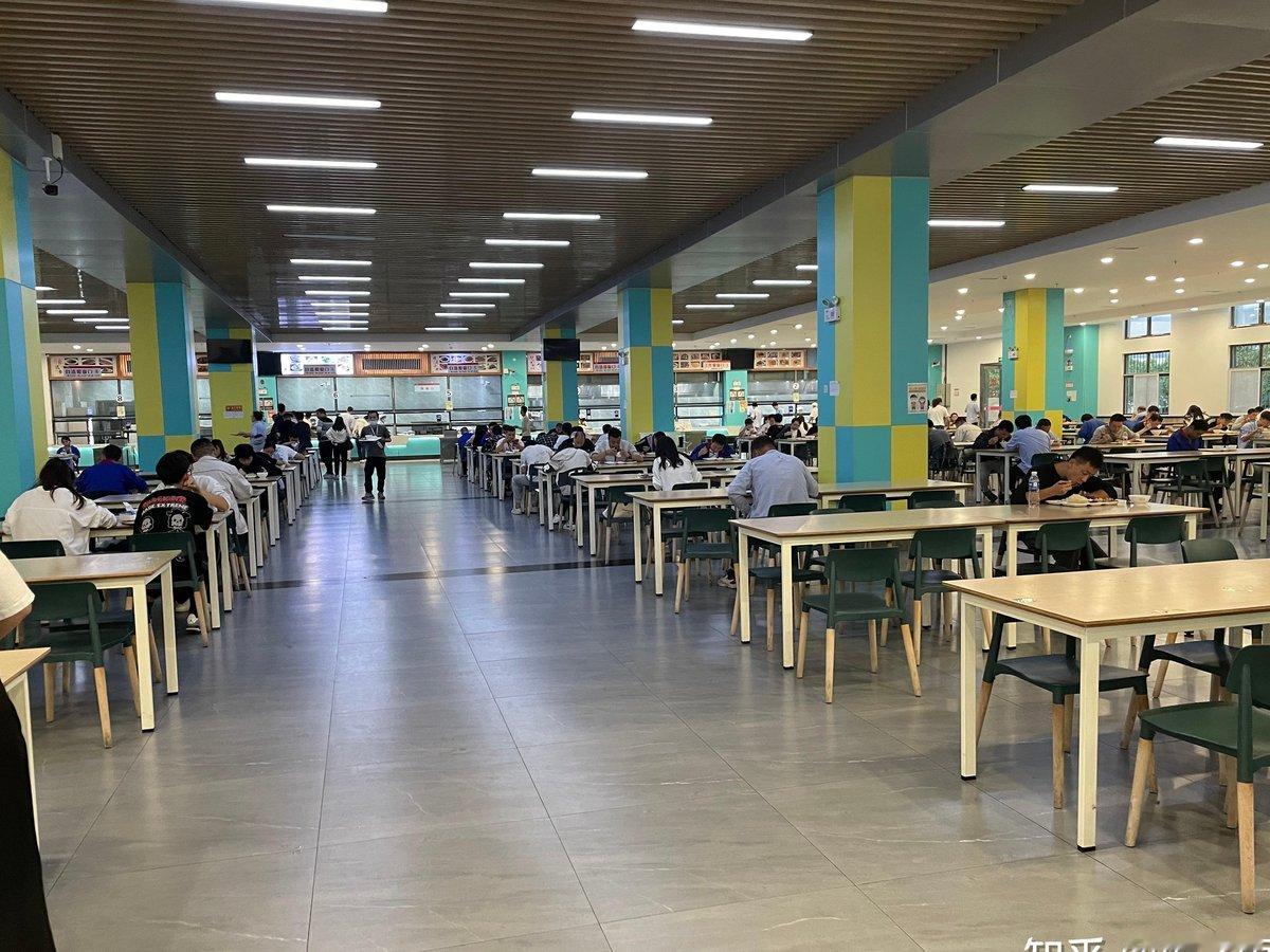 入职第一年，比亚迪工程师的那笔钱要等到第二年9月才能拿到

2025年1月拿到比亚迪offer的小陈，签合同那天HR没提年终奖三个字，说的是利润奖。

这两个字的差距，要等到2026年9月才能真正感受到。仔细算了下账，一个F级工程师，利润奖大概是0．5到1份，2024年旺年单价约1万元。听起来不多，