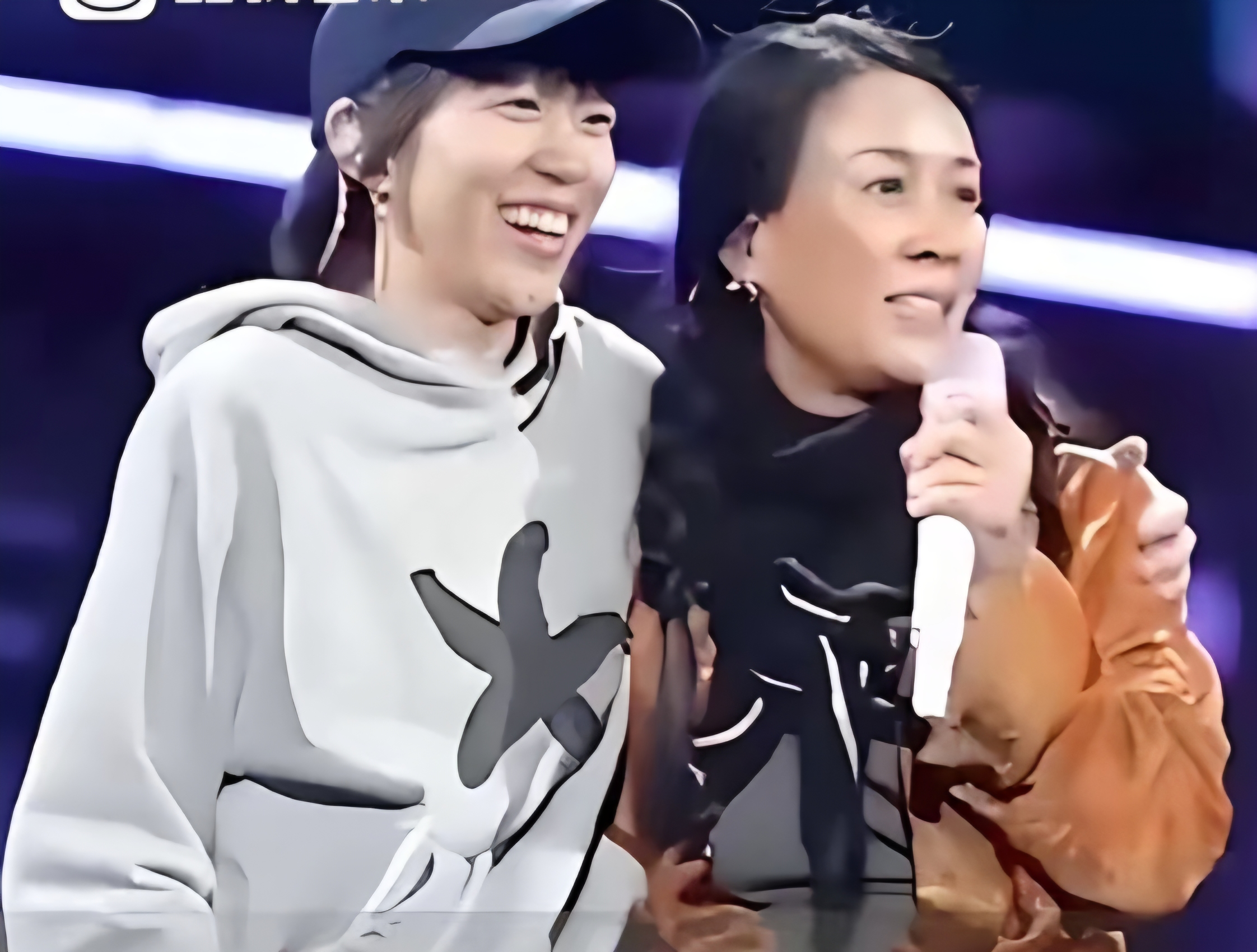 那英与窦靖童上演跨时代舞台合作，一曲《别哭！前面一定有路》，歌声悠扬动人，尽显天籁质感。