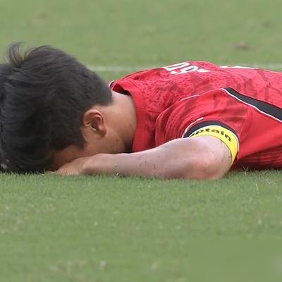 安东尼奥还是太保守，他终于付出代价。
1比0领先韩国的时候，这支国奥队踢得让人不认识。王钰栋那个单刀，冷静得不像中国球员。可领先之后呢？全队缩回去了，安东尼奥站在场边像被钉住一样，70分钟才动第一个换人名额。
韩国队两个进球，全是边路起球砸进去的。我们的中卫被压了一整场，体能早就见底，安东尼奥手