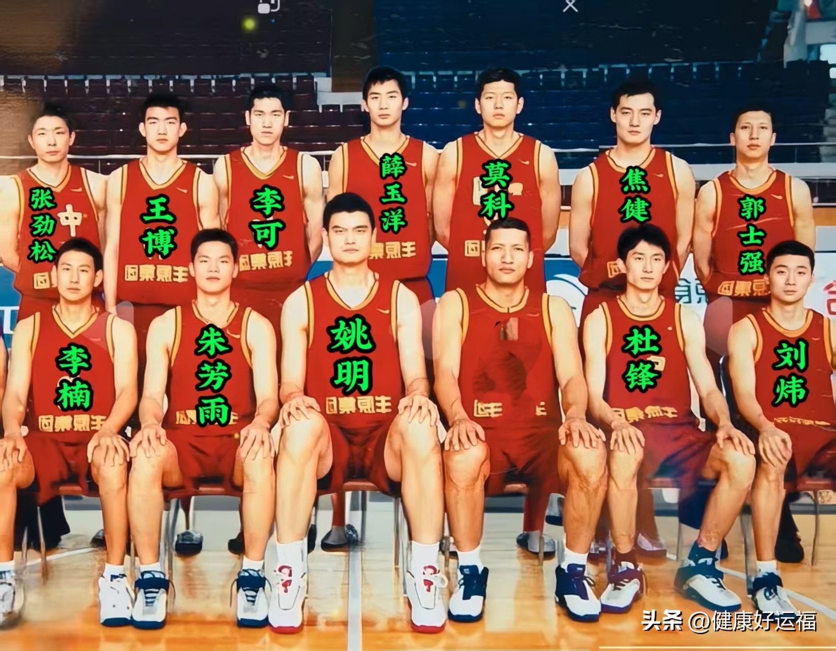 年轻时的姚明、杜锋、朱芳雨、刘炜、李楠、王博、莫科……全员集结，红色战袍太燃。一边是昔日赛场血拼，一边是岁月沉淀的传奇。
姚明旁边的这位男士没认出来，你知道是谁吗？