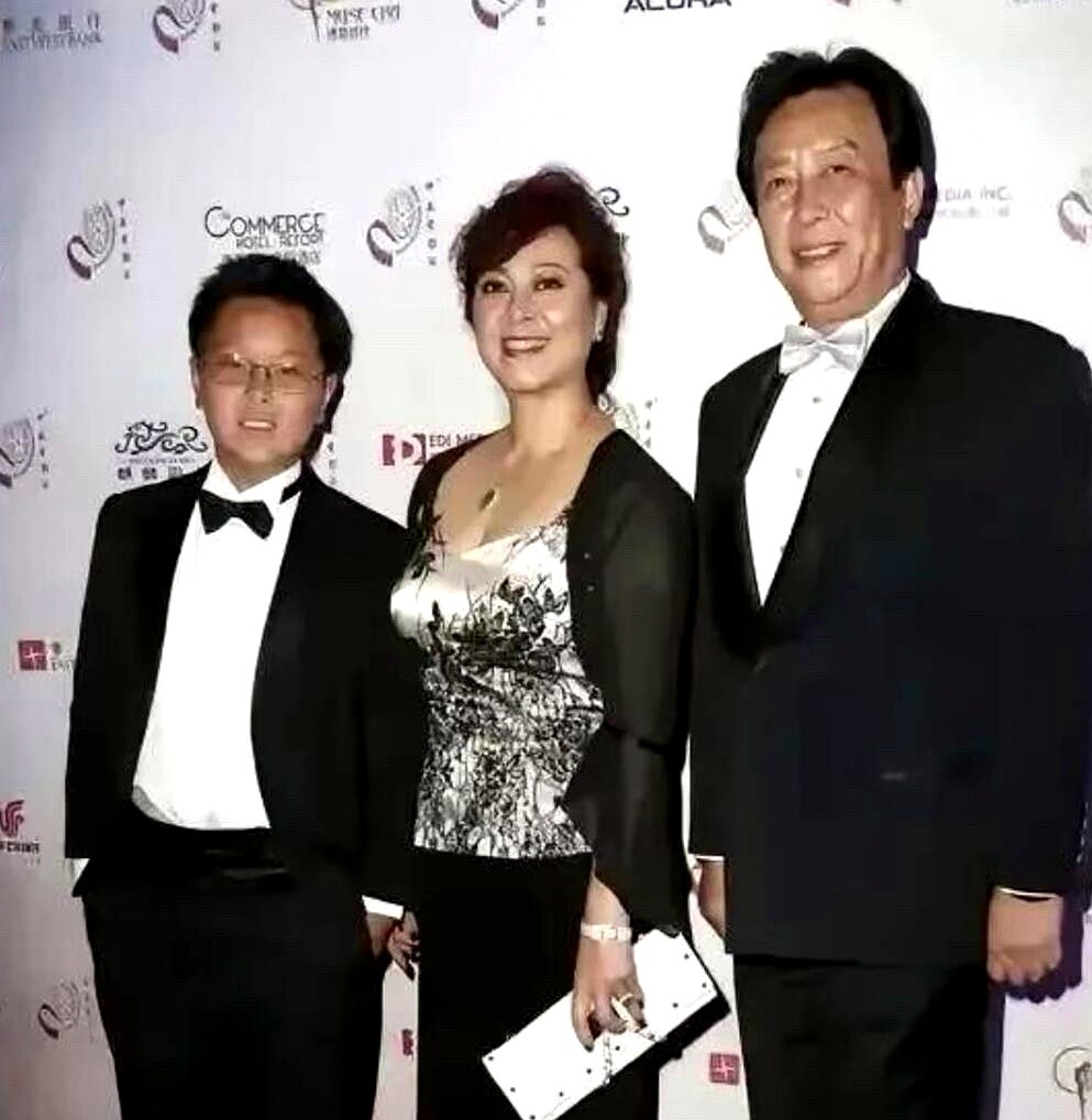 70多岁唐国强带全家同框，评论区居然还在拿壮丽和前妻比长相。

嫌壮丽骨架偏大、五官太硬。

但过日子哪是选美，人家藏族混血底子，退居幕后做经纪人，家里家外收拾得明明白白，风雨同舟陪了三十多年。

如今唐国强头发花白但依然板正，儿子站在身侧毫无圈内浮夸做派，满是寻常烟火气。

看客们隔着屏幕争论了几