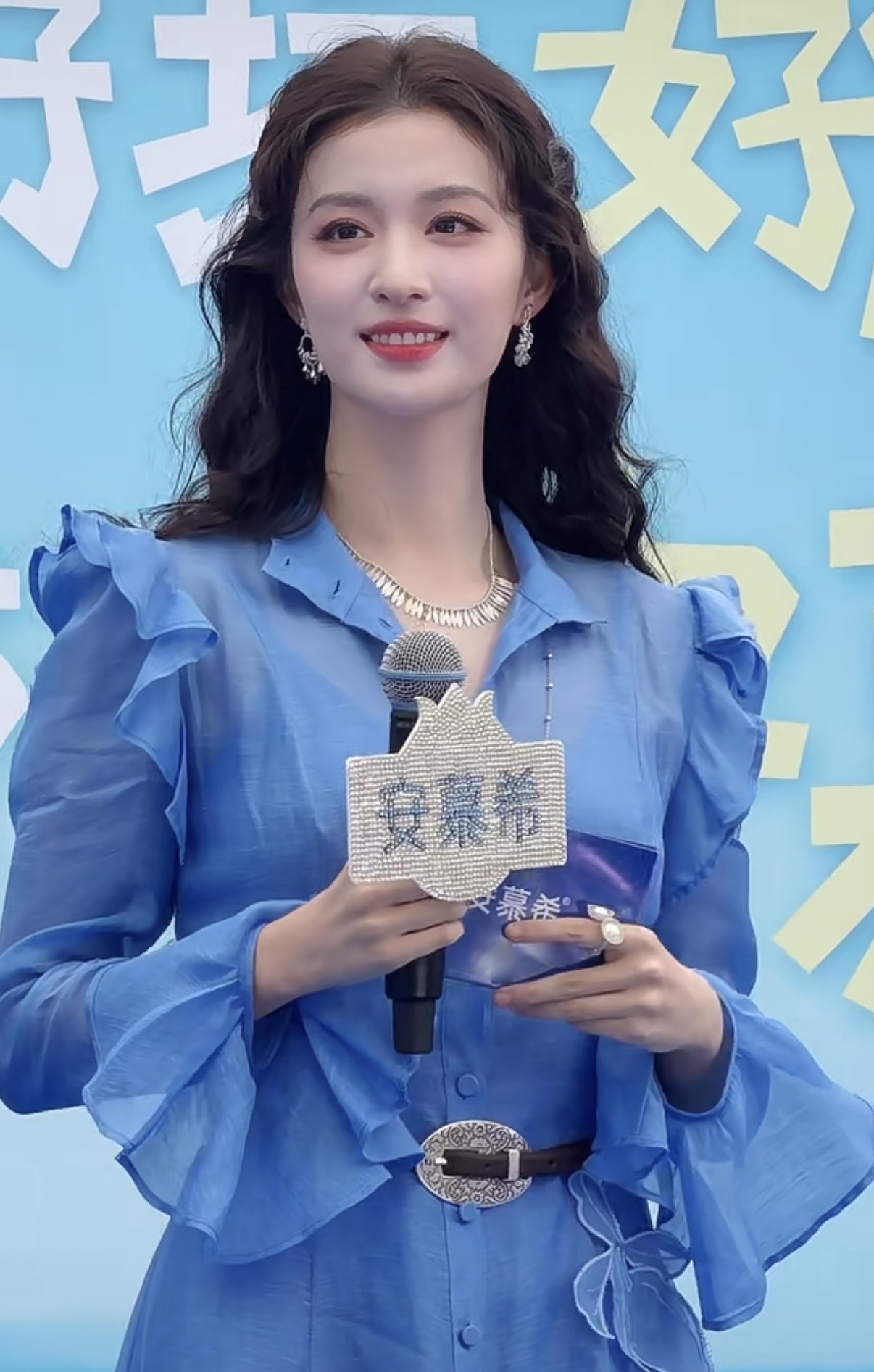 王楚然最新线下活动，在娱乐圈的女明星里面，她的颜值在我心里也是排前三了，虽然觉得她的演技还有待提升，但是长相气质这块真的没得挑，五官精致大气又明艳，稍微做个卷发就像一个城堡里的公主一样，美得毫不费力！这件衣服单看不好看，但是她一穿让人眼前一亮又一亮，像蓝宝石