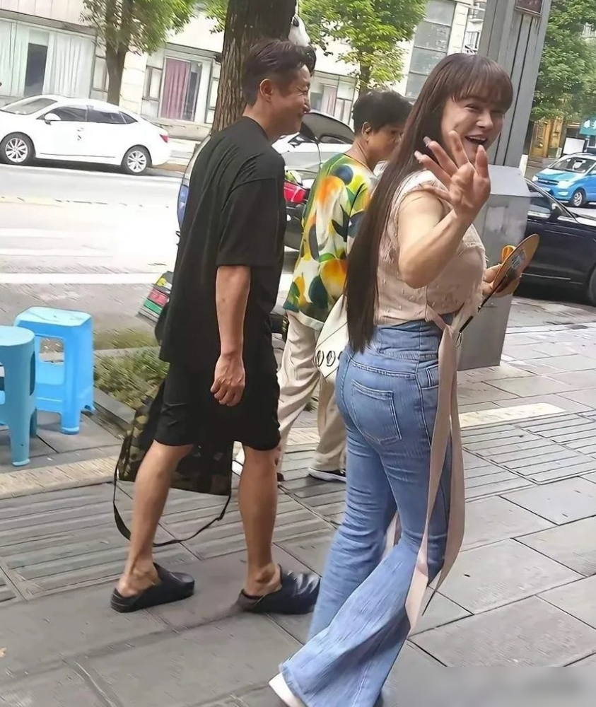 拳王也管不住老婆穿包臀裙，这事炸了。
冉莹颖去开家长会，照样露肩短裙，腰臀比直接拉满。网友吵翻，一边骂她不分场合，一边夸她四十多了还这么自律。邹市明自己都承认，私下劝过多少回，让她去学校穿严实点，没用。
吵架吵了，劝也劝了，冉莹颖就一句话：我练那么狠，穿好看点，图自己高兴。
然后呢？邹市明退役