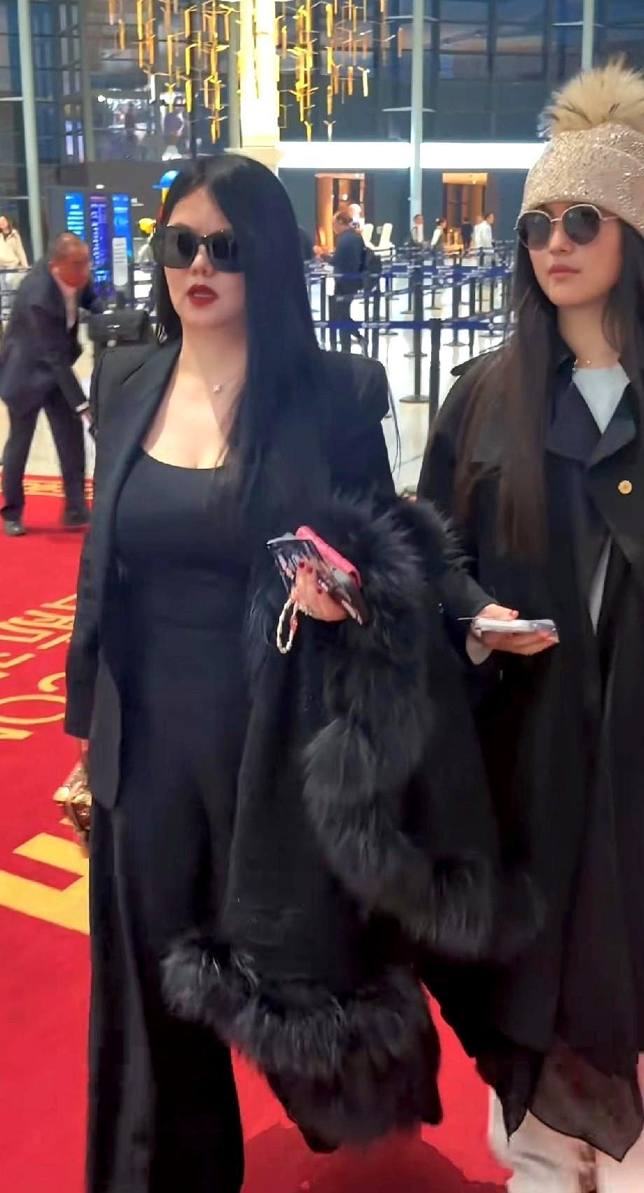 最近有没有人说王诗龄还是妈妈的“小跟班”？之前总被吐槽穿搭没自己特色...