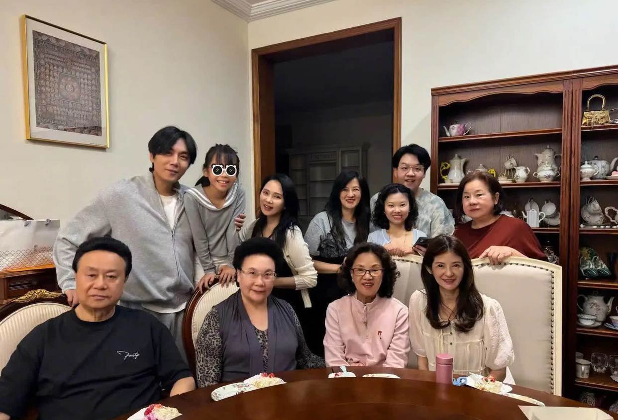 伊能静情人节晒全家福，秦先生携女返沈她留守岗位 ​