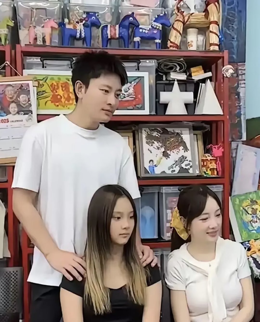 甜馨现在比李小璐还像李小璐，也比贾乃亮还像贾乃亮。 ​