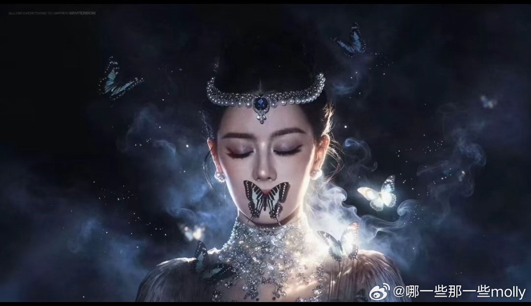 BS，👍🏻#迪丽热巴带火蝴蝶经济#我好像理解为什么热巴这次的妆造会出圈了，在经济下行，低迷的日子里，突然出现的明艳大美女，全身上下奢侈闪耀的钻石珠宝，低饱和度的肉粉色礼服随着热巴身姿飞扬，整个人流光溢彩，嘴上还有一只象征着美与自由的蝴蝶，营造出的那种贵气，舒展，肆意，唯我独尊的感 ​