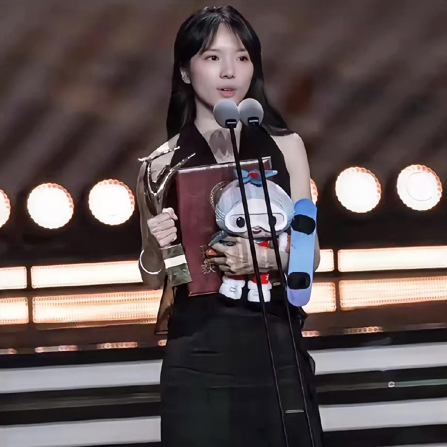 你们发现了吗？
李思潼的长相，
虽然不是那种惊艳绝伦的大美女，但是她的气质，真的跟一般的新人演员完全不一样！
 
她站在金鹿奖的领奖台上，眼神特别纯粹、沉稳又有力量，没有一夜爆火的狂喜，只有一份努力终被看见、真诚终获认可的笃定，心态也格外平和。
 
非科班金融专业出身，出道仅仅四个月，第一次出演电影