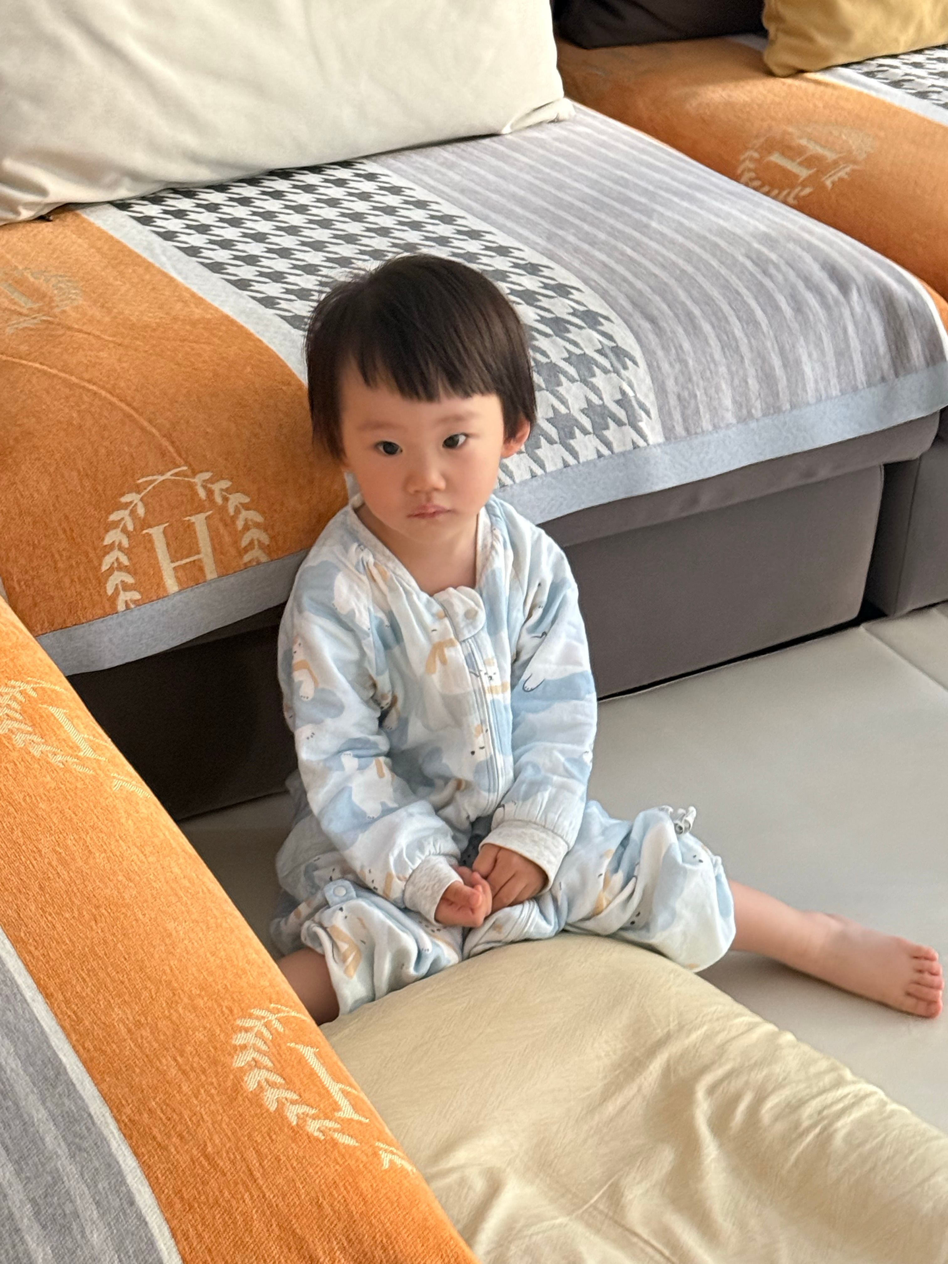 昨晚十一点才睡的崽今早六点就醒了，醒来问我：妈妈你上班不  ​​​