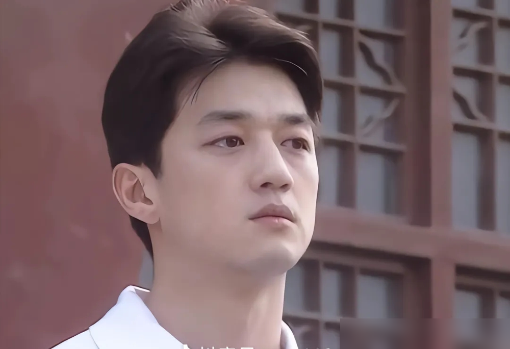王菲在镜头前直接翻了个白眼，李亚鹏还在那抒情呢，就是那一眼吧，她来了句：成，打住。
2011年，两人婚后首次合体上杨澜节目。李亚鹏说，我俩有个不成文规定，不一起出镜。王菲当场撇嘴冷笑：一起出镜还少吗？
聊到当初留下唇腭裂的女儿，李亚鹏说俩人回避过这个话题。王菲直接反驳：没避开过，我也没问过你。在