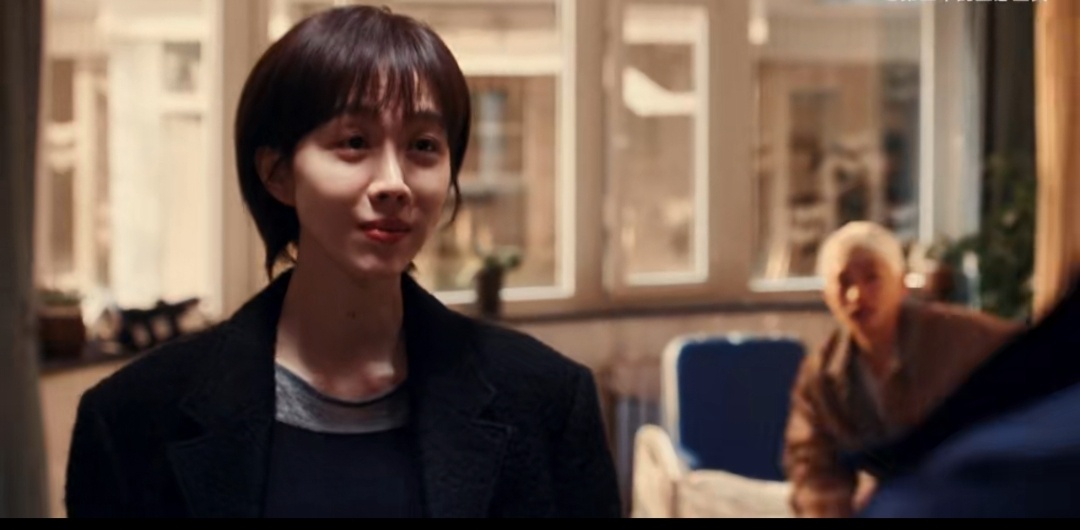 姜妍在《小城良方》中饰演殡葬店老板娘艾辰，凭生活化的东北喜剧感与烟火气表演成为下沉市场口碑最出彩的角色之一，让这部医疗剧真正走进了小城观众的心里。《小城良方》开播后，姜妍饰演的艾辰迅速出圈，其生活化的