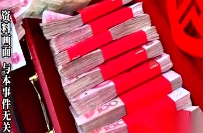 上海的张某给李某转了30多万彩礼，李某特意把其中一笔备注着“礼金”的钱退了回去，盯着男方改标“自愿赠与”才肯收。
婚宴办完也住进了装修好的新房，女方却一直推脱不去办结婚登记，婚事告吹后直接拿这四个字当成了拒绝退还款项的挡箭牌。
闵行区人民法院在这起纠纷中判令女方返还约20万元。
这事儿把两人处对象时