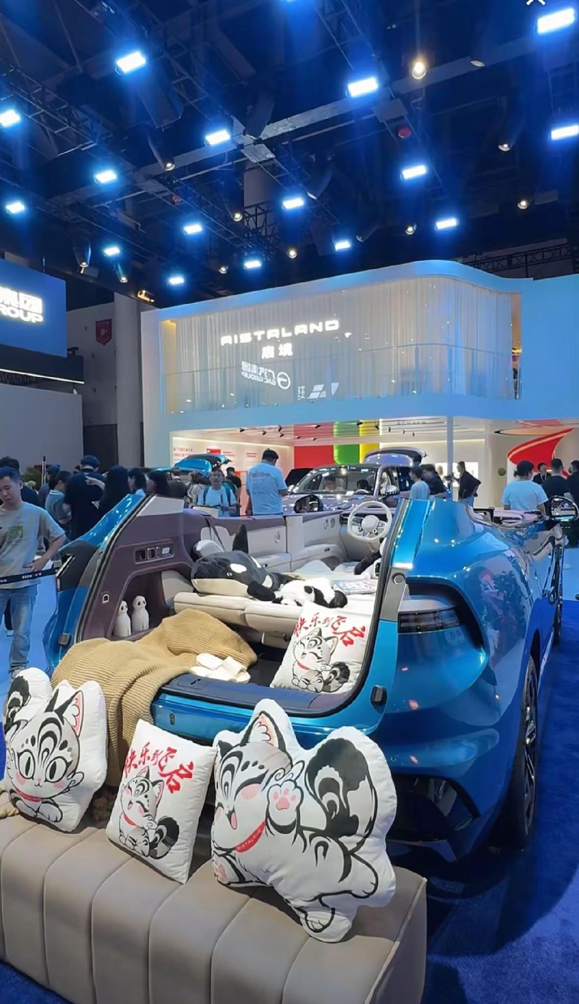 @启境汽车 线上云逛展被启境GX7圈粉。大五座座舱空间格外宽裕，20秒一键成床设计很戳家庭用户。鸿蒙座舱交互流畅，不管日常带娃出行，还是周末短途出游都很适配。