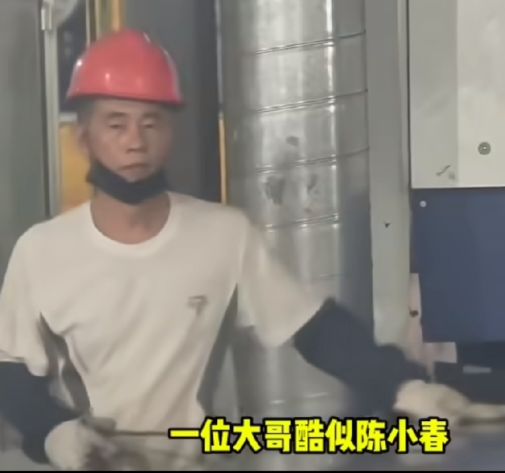 近日有网友晒出自己工厂里有一个工人和明星陈小春长得很像的工人，从他晒出的照片看，那个和陈小春长得很像的工人戴着红色安全帽，从正面看和陈小春有八九分相似，真的就跟亲兄弟一样。

陈小春小时候因为家里太穷，可能怕养不活弟弟，父母把弟弟给卖了，这也是不得已的事，在别人家里他能吃饱穿暖活下去，在自己家是真的