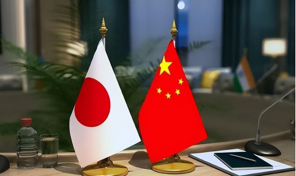 中日海上对峙越来越紧张！两军近距离碰面越来越多，随时有擦枪走火的风险！可真打起来根本没法快速结束，最后拼的是谁说了算停战，你看懂了吗？

放在中日当下的地缘格局、军力体量和外部环境中，速战速决基本是奢望，完全不具备落地条件。

两国都是区域军事强国，海空防御体系完备，纵深布局完善，常规冲突一旦爆发，