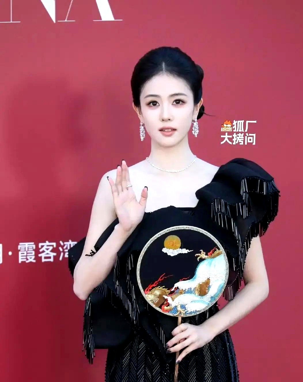 杨幂、白鹿、赵露思同台走红毯，粉丝比的可不是谁裙子漂亮，而是品牌公关认领的速度和文案。

红毯圈有个反常识的潜规则：借来的高定才是真大佬，自己花几百万买的反而被嘲是硬蹭。

全球就那么几件的当季高定，品牌借不借，全看你手里的票房战绩、国际大奖还是顶奢代言。

借不到只能自掏腰包买下现成礼服穿去现场，