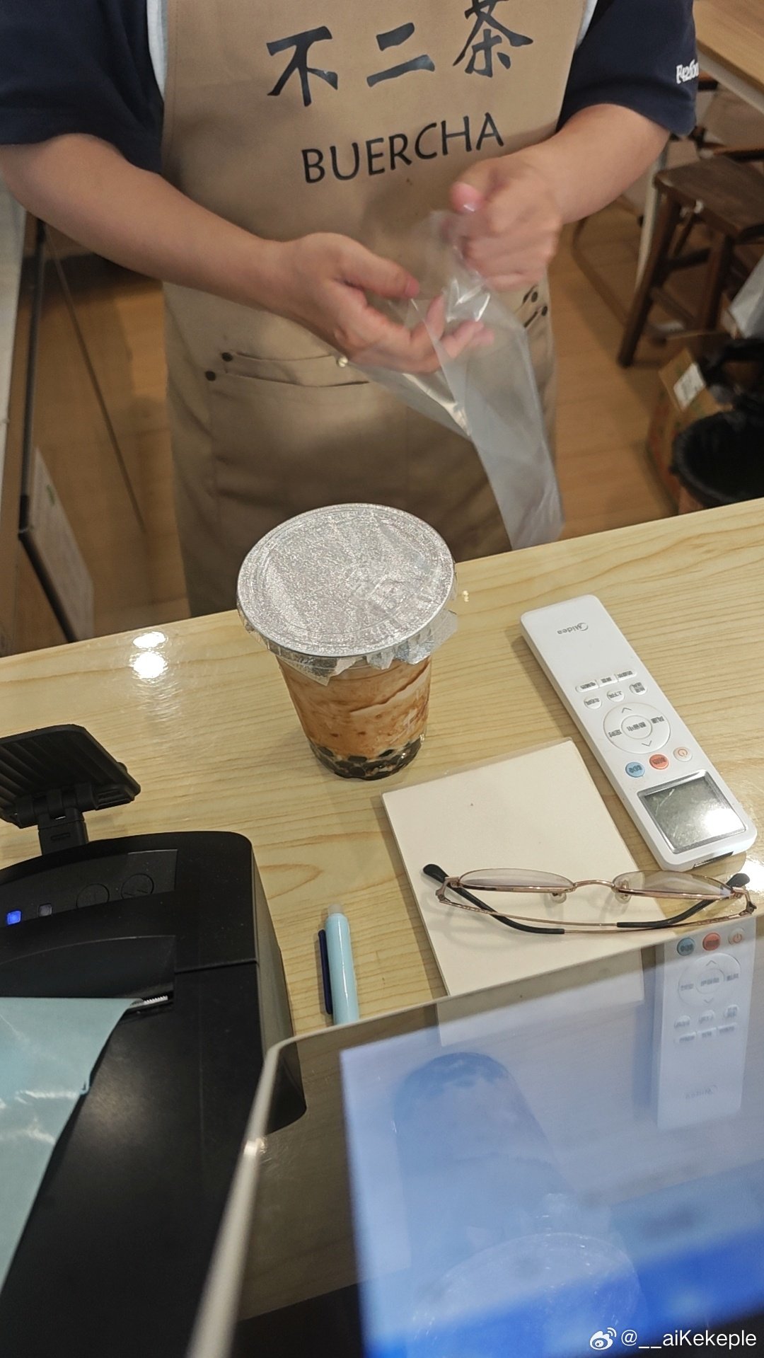 这一周过得格外的慢 不能做自己喜欢的事情，吃不好睡不好，“软禁”了五天 想想这样的日子还有5周就崩溃 每天两点一线 毫无乐趣 周五下班的时候 感觉刑满释放一样 外面的空气都是新鲜的 充斥着快乐 必须喝两杯奶茶 一顿火锅才能恢复[融化] ​