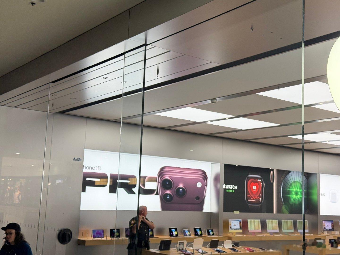 现在全球每一家 Apple  Store 都新放置了一个小小的“hello”装置，专为到场顾客测试 iPhone  18 Pro 的变焦能力… ​