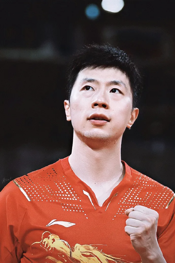 为什么那么多人惦记马龙

马龙之所以能够跨越年龄和圈层，获得如此广泛且持久的国民喜爱，甚至被国际乒联官方认证为“GOAT（史上最佳）”，绝不仅仅是因为他赢球多，更是因为他将极致的竞技实力与完美的人格魅力结合在了一起。综合来看，人们之所以如此推崇他，主要有以下几个核心原因：

1. 断档领先的“硬核”