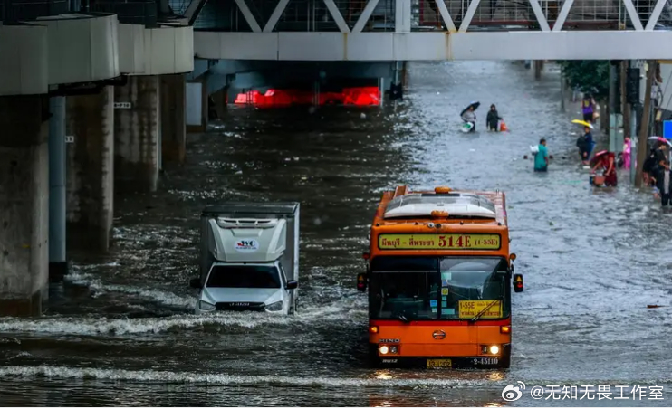 水淹曼谷，泰国首都发生洪灾

泰国首都曼谷的几个地区被持续降雨淹没，导致交通中断，一些居民被迫撤离。官员26日表示，曼谷的主要运河累积降雨量超过20厘米。洪水已蔓延到整个城市，特别是在中部和东部地区，堵塞了道路，交通中断。

泰国气象部门警告说，泰国大部分地区的大雨将持续到星期天，原因是 ​