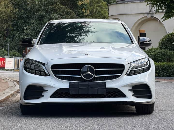 15万买二手奔驰C级：W205末代2.0T值得冲，W206的1.5T轻混劝你掂量
聊二手奔驰C级，我必须先把一句不中听的话放前面：别光盯着那个三叉星标就上头，这车挑错年款，修车能修到你怀疑人生。奔驰C级在二手市场永远是年轻人咨询的重灾区，标好看、内饰有面儿，但年款和动力没搞懂就下手，十台里三台要后悔
