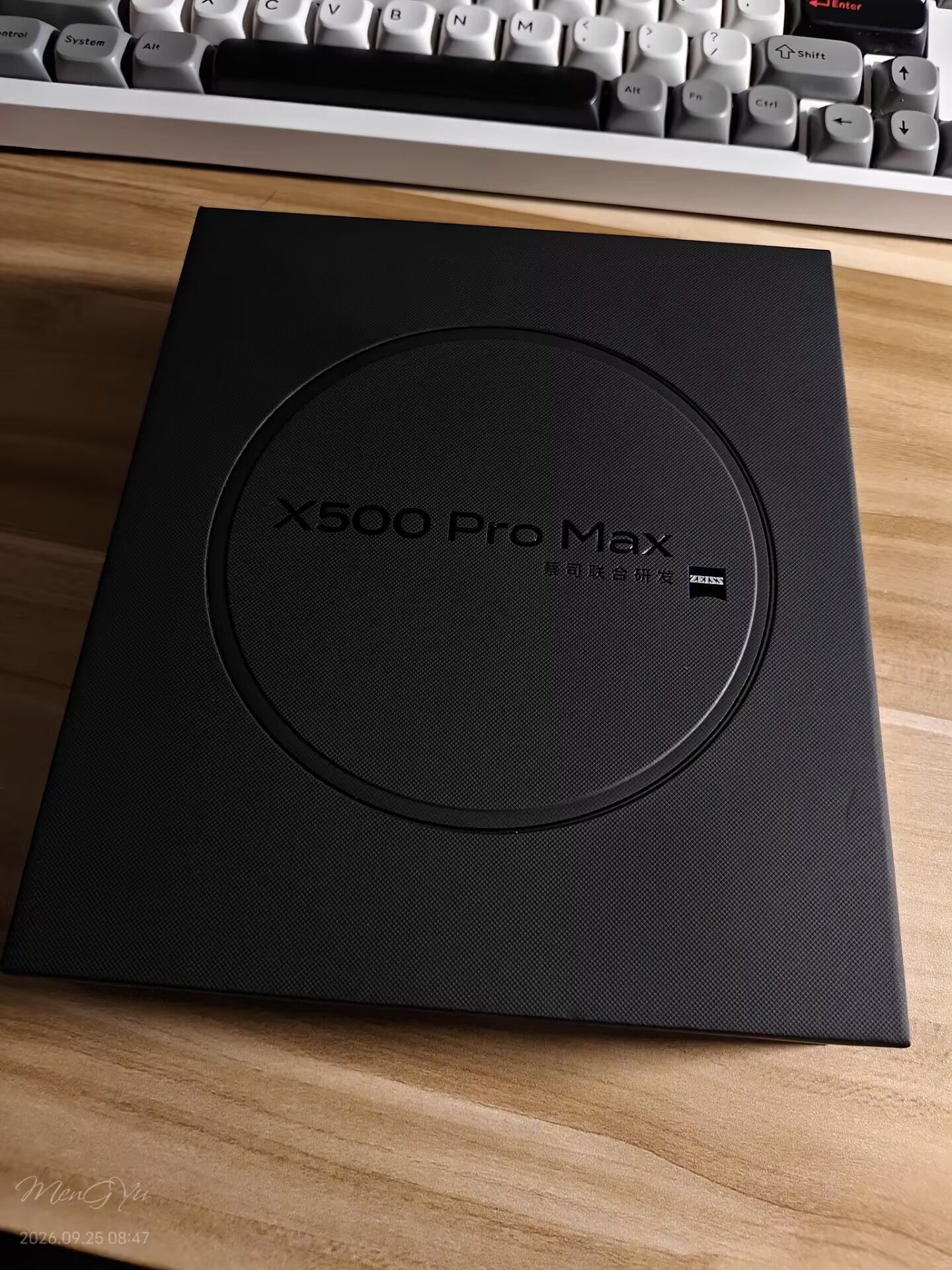 #vivo[超话]##vivox500promax# 
今天京东自营的货到手了，有几个问题，已经寄回去换货了

1.发热，我都还没开相机，就光是在调设置就温温热了，开了相机更严重，我旧机是iqoo z11 turbo，五代骁龙8，除了第一次换机的时候发热，后面我就没有感觉到过热了（我不玩手游，平时只刷社交软件和视频软件）

2 ​