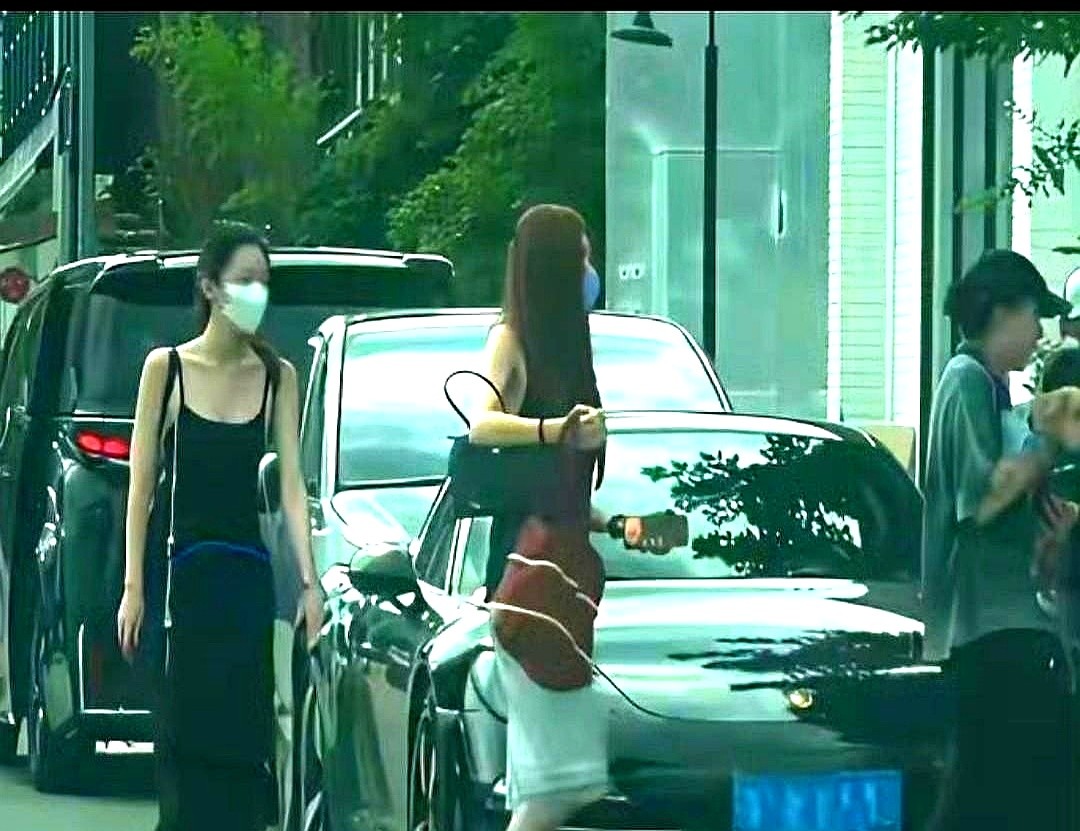 窦靖童单手托着只小狗走在最前头，身后跟着穿黑吊带的李嫣和一身黑白搭的宋妍霏。

这仨人凑一块压马路，没戴口罩没带助理。窦靖童步子迈得大，怀里的小狗四处张望。

李嫣踩着平底鞋，黑色长裙被风吹得贴着小腿，偏头跟旁边的宋妍霏有一搭没一搭地聊着。宋妍霏手里攥着手机，听见什么话笑得肩膀直抖。

没有聚光灯和