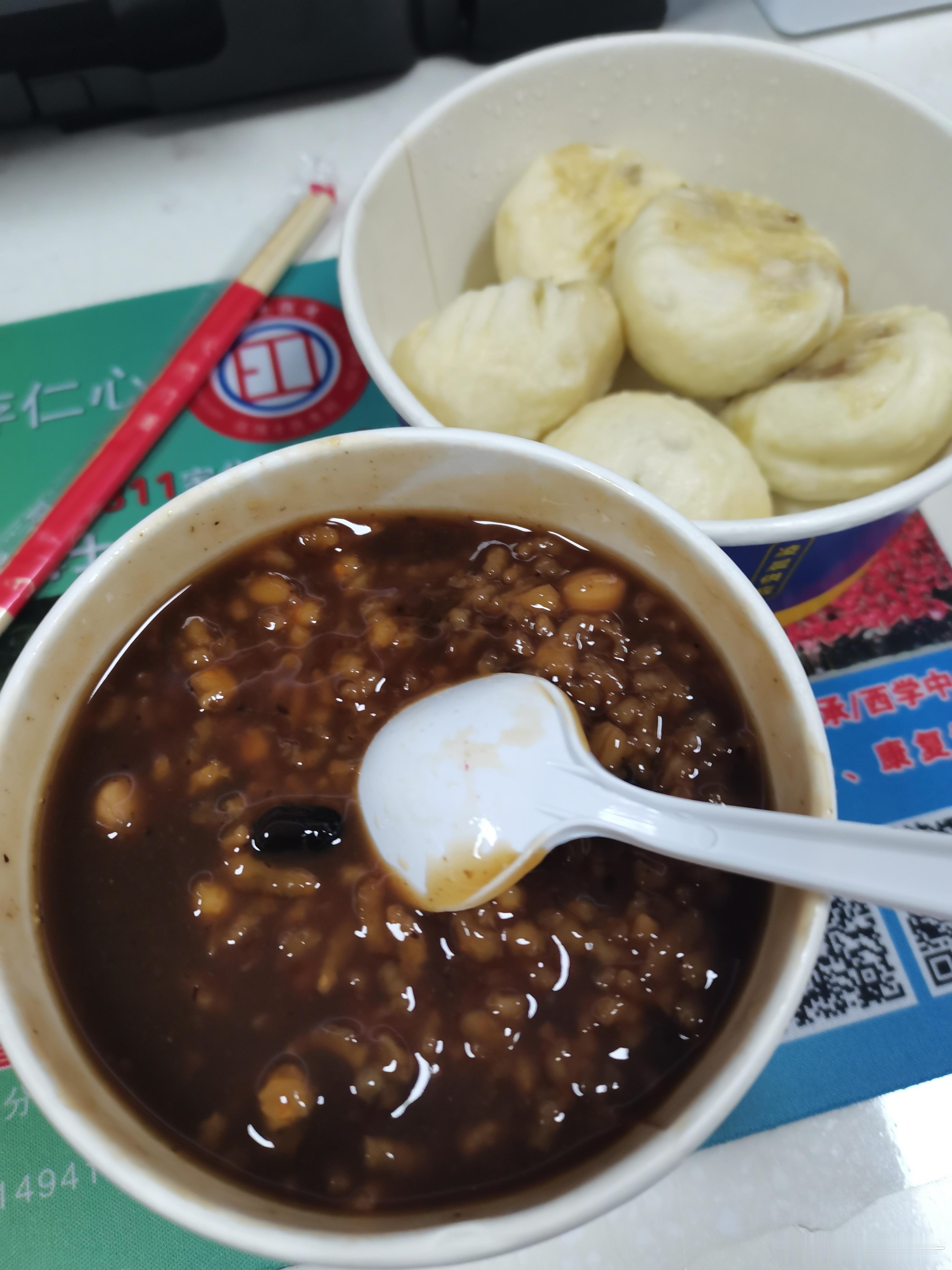 可恶的狂风暴雨，让我只能在工位上吃早饭了 ​​​