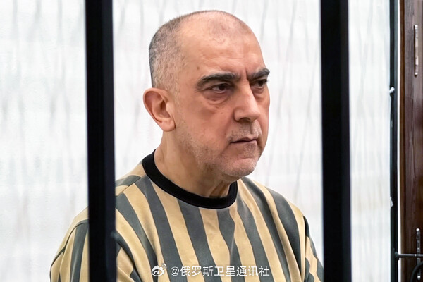 【#巴沙尔堂兄瓦西姆·阿萨德在叙被判死刑#】叙利亚国家通讯社 SANA 报道，大马士革第四刑事法院判处前总统巴沙尔·阿萨德堂兄瓦西姆·阿萨德死刑，罪名是蓄意谋杀与酷刑，被定性为反人类罪与战争罪。
此前，8月11日，大马士革法院缺席判处前领导人巴沙尔及其胞弟、原第四师师长马赫尔死刑。
法院还裁定， ​