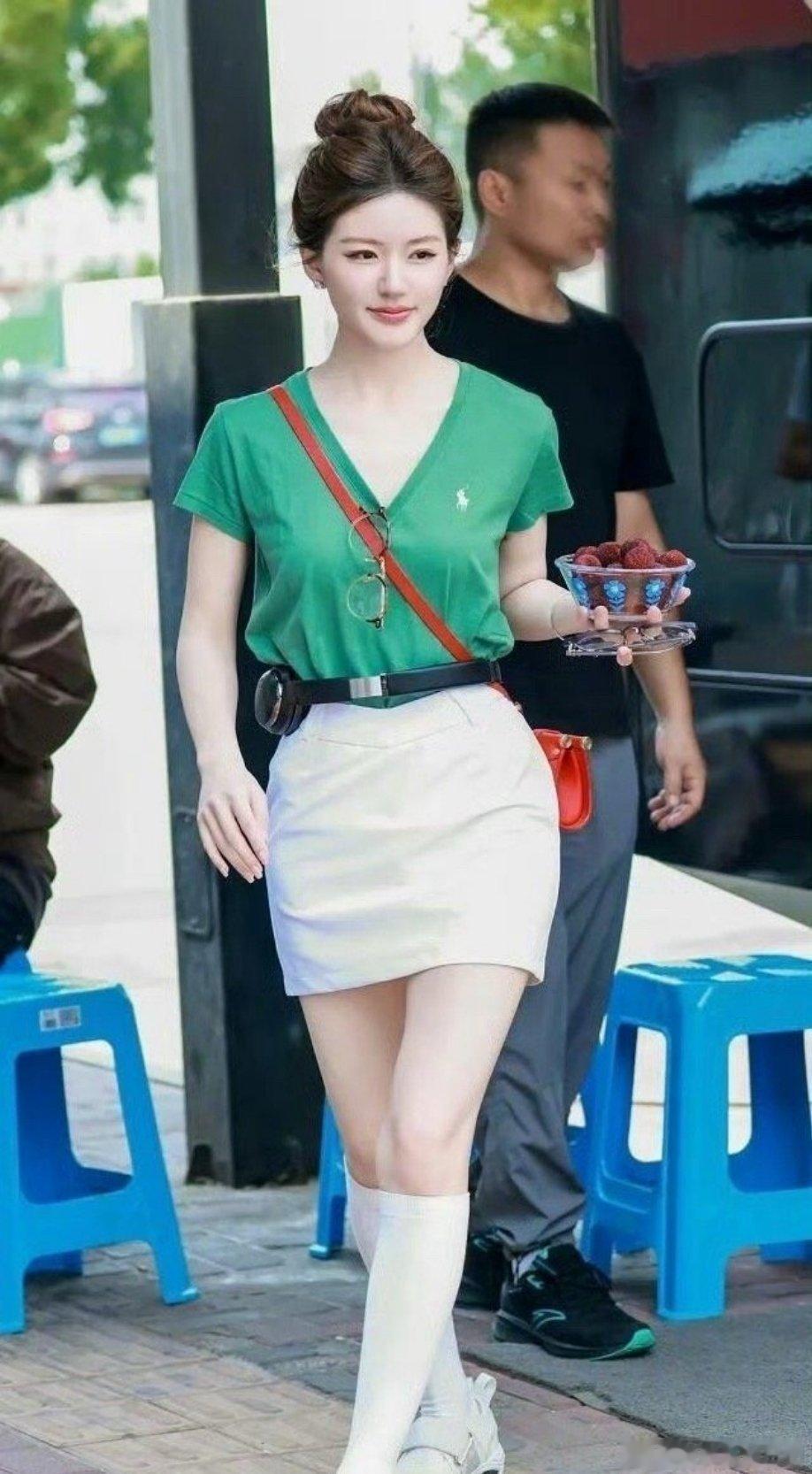 天呐，赵露思耳机居然直接围在腰上……女明星的的腰都太细了吧 ​​​