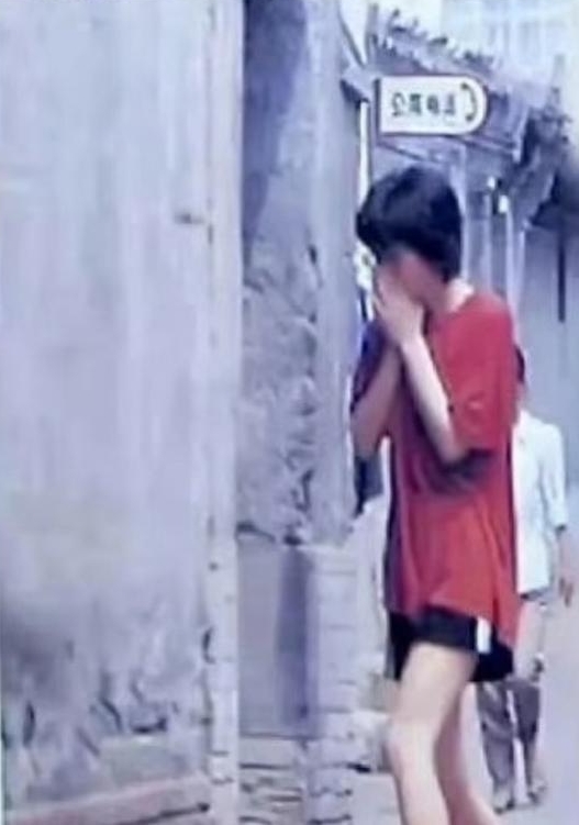 当年，王菲与窦唯婚姻期间住在窦唯家的前门胡同里，上公共厕所时的一幕，穿着拖鞋捂着鼻子。
