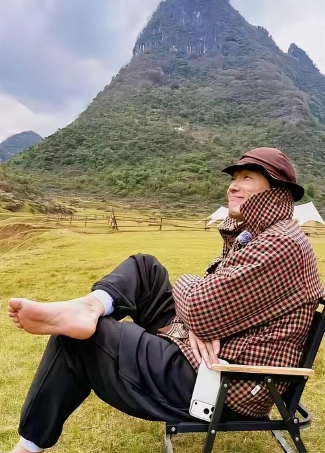当年在奥运跑道上飞一样的刘翔，现在居然光着脚在山里躺平了？ ​