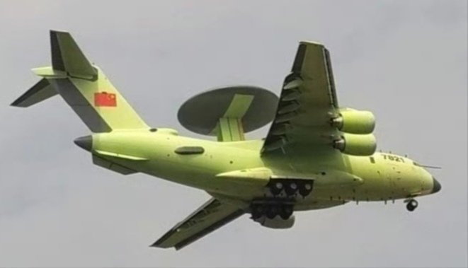 〔瞭望台〕•中国新一代预警机与新一代中型运输机……据网传消息，目前，中国新一代预警机“空警3000/预20”和新一代中型运输机“运15”，均已开始量产……西北方向上空真热闹！……[给力][给力][照相机][照相机][努力][666][666]（图源网络，侵删） ​