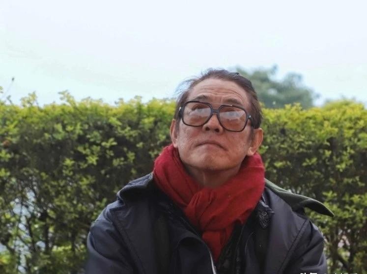 他说后事从简，旧账却难清，李连杰两本账到底怎么算。

李连杰最近受访，把身后事说得很轻：不立碑、不办丧事，树葬海葬都行，已交代给利智。可同一场访谈里，吵了三十年的离婚旧事又被翻出。他的淡然不是装的，人能看淡生死，旧账为啥难清？
1991年离婚，他说握手言和、净身出户，房产留给黄秋燕。黄秋燕到美国后没